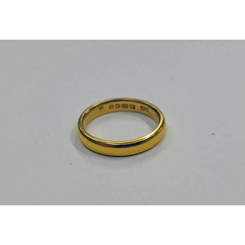 25 - 22CT GOLD WEDDING BAND, RING SIZE M, 5.3 G