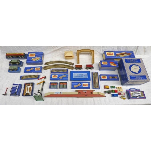 SELECTION OF HORNBY OO GAUGE MODEL RAILWAY ACCESSORIES INCLUDING T.P.O. MAIL VAN SET. SIGNAL CABIN,