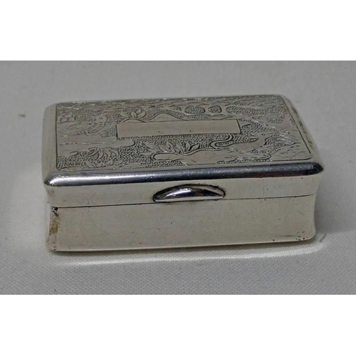 30 - 19TH CENTURY CHINESE SILVER SNUFF BOX WITH FOLIATE DECORATION & 2-CHARACTER MARK - 5.2CM WIDE