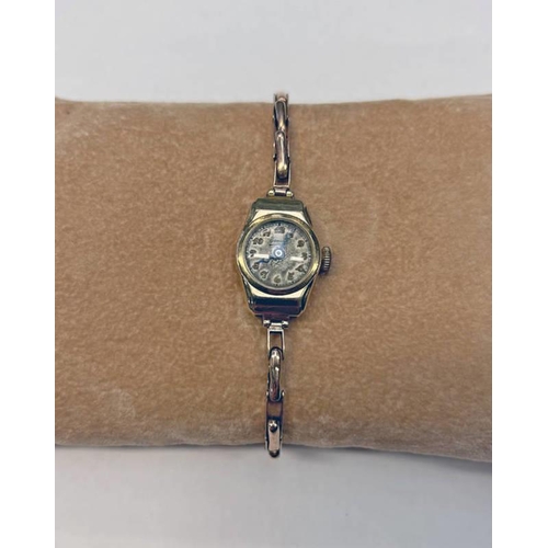 31 - 9CT GOLD LADIES WRISTWATCH ON EXPANDING BRACELET