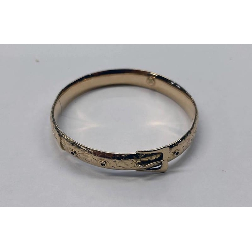 49 - 14K GOLD HINGED BANGLE WITH FOLIATE ENGRAVING & BUCKLE DECORATION - 19.9G, 6.5CM INNER WIDTH