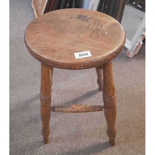 5050 - ELM CIRCULAR STOOL ON TURNED SUPPORTS, 55CM TALL