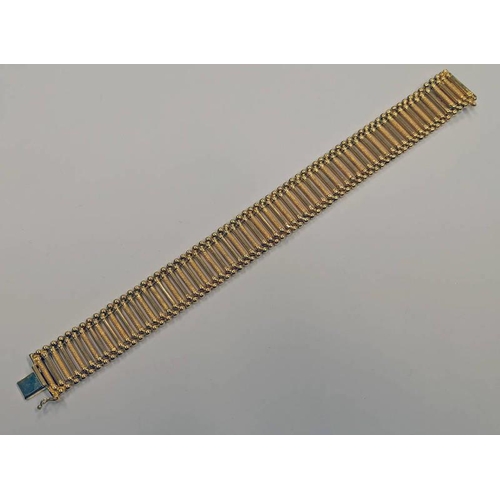 67 - 18CT GOLD BATON LINK BRACELET WITH TEXTURED DECORATION - 19.5CM LONG, 36.9G