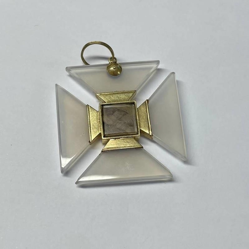 91 - EARLY 19TH CENTURY CHALCEDONY MALTESE CROSS GOLD MOUNTED PENDANT - 4.2CM WIDE