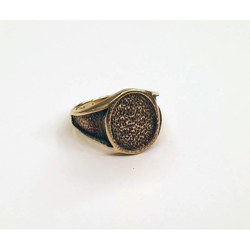 93 - 9CT GOLD GENTS SIGNET RING WITH TEXTURED DECORATION - RING SIZE O, 7.9 G