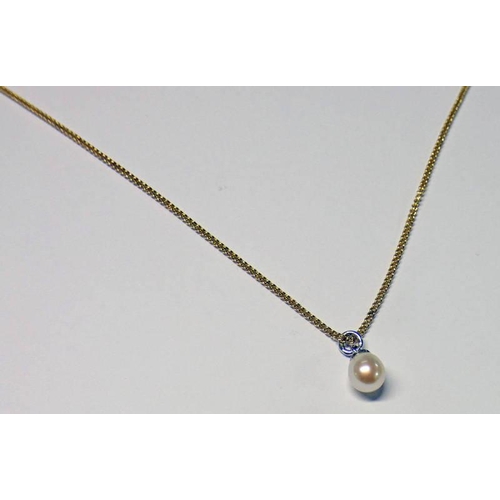 99 - 18CT GOLD MOUNTED CULTURED PEARL PENDANT ON FINE 9CT GOLD CHAIN. TOTAL WEIGHT 4.4 GMS