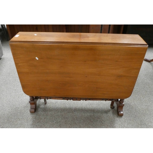 30 - 19TH CENTURY MAHOGANY GATE LEG TABLE ON TURNED SUPPORTS.  98 CM LONG