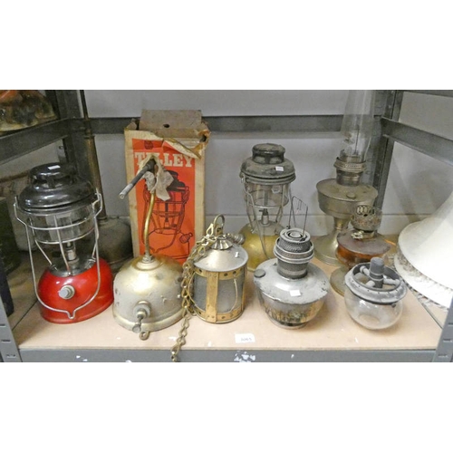 3065 - SELECTION OF VARIOUS PARAFFIN LAMPS, TILLEY LAMPS, ETC ON 1 SHELF