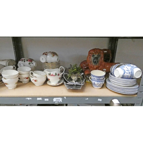 3069 - 2 19TH CENTURY PORCELAIN LIONS GAINSBOROUGH PORCELAIN TEASET, BLUE & WHITE TEASET, ETC ON 1 SHELF