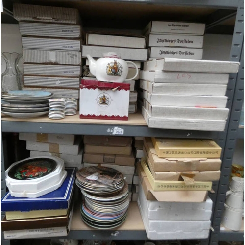 3073 - VERY APPROXIMATELY 80 DECORATIVE PLATES, MANY ORIGINAL BOXES & BOXED DIAMOND JUBILEE CORONATION TEAP... 