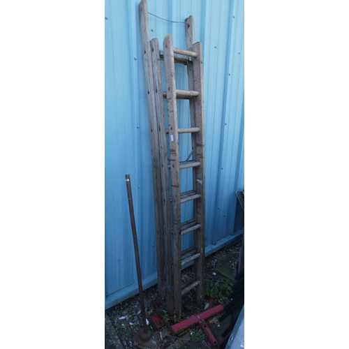 6178 - EXTENDING WOODEN LADDER