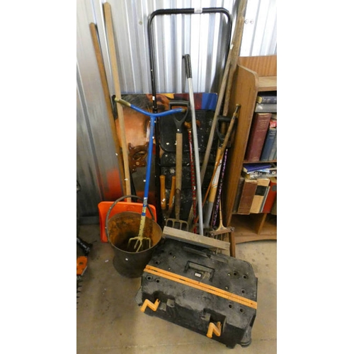 6194 - LARGE SELECTION OF GARDEN TOOLS TO INCLUDE PITCH FORKS, SHOVELS, ETC