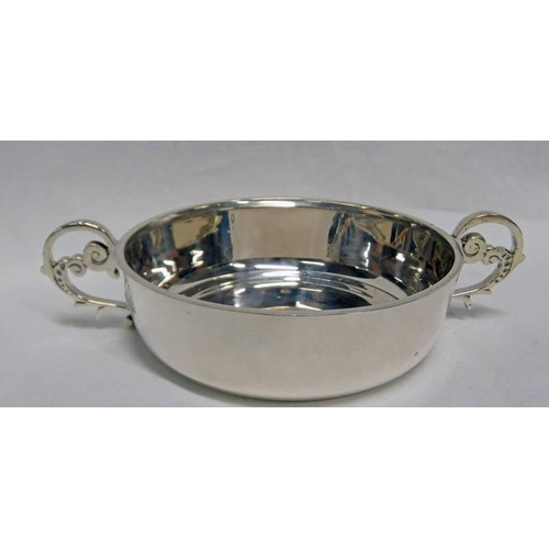 10 - SILVER 2-HANDLED SHALLOW DISH BY S BLANCKENSEE & SON, CHESTER 1927 - 17CM WIDE, 175G