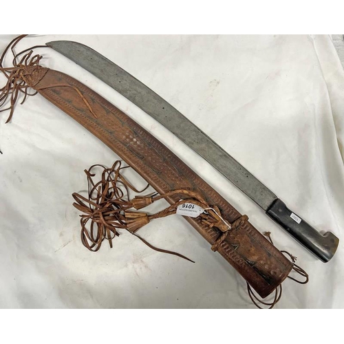 1016 - COLLINS NO 460 MACHETE WITH 60 CM LONG BLADE WITH MARKINGS, HORN GRIP AND LEATHER SCABBARD.