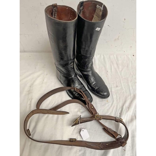 1049 - WW1 SAM BROWNE BELT DATED 1917 ALONG WITH A PAIR OF BLACK LEATHER BOOTS (SOLE 29CM LONG)