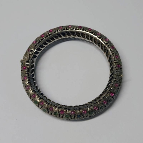 11 - HINGED BANGLE SET WITH CABOCHON RUBIES & FACETED EMERALDS, INNER DIAMETER 5.5CM - 51.9G