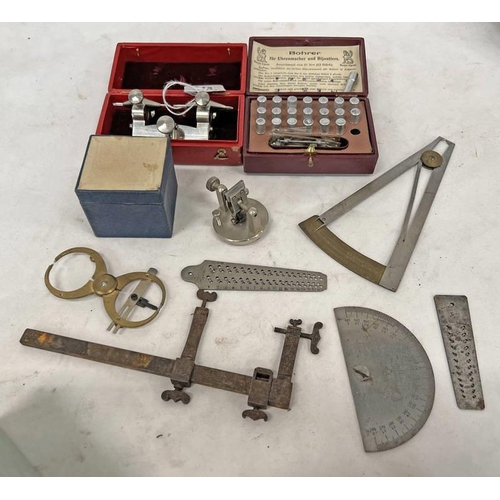 1350 - SELECTION OF WATCH MAKERS TOOLS TO INCLUDE A CLAMP / VICE, SWISS MADE GUAGE / MEASURMENT DEVICE, NO ... 