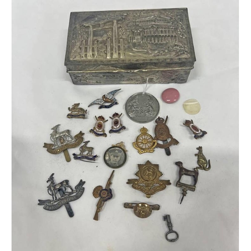 1529 - CAP BADGES TO INCLUDE ROYAL WARWICKSHIRE, HAMPSHIRE YEOMANRY BADGES, HAMPSHIRE CYCLIST BATTALION ETC... 