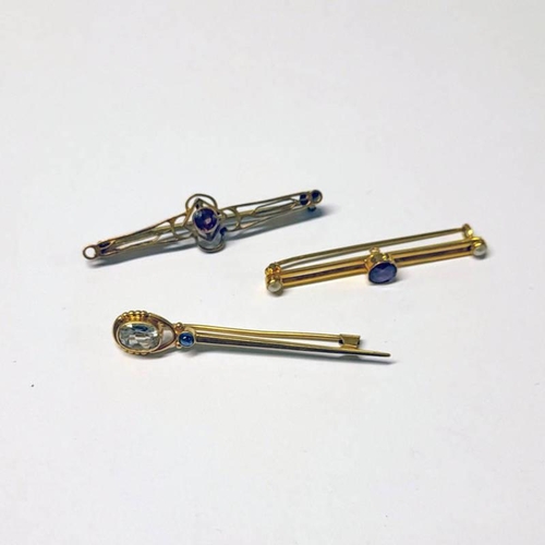 34 - 9CT GOLD PEARL & GARNET SET BROOCH, CABOCHON SAPPHIRE & AQUAMARINE BROOCH AND ONE OTHER - 7.5 G