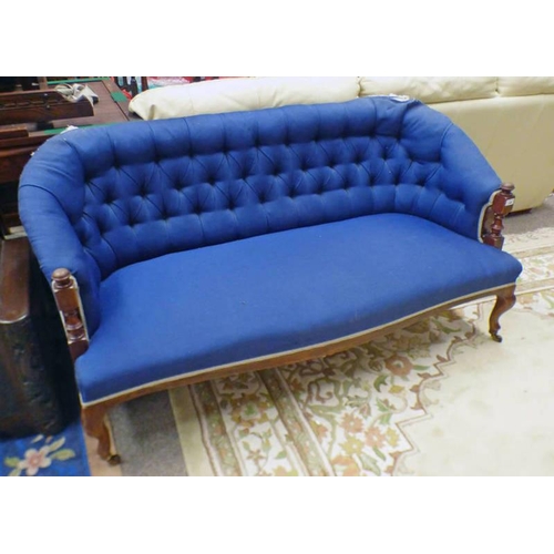 5094 - EARLY 20TH CENTURY BUTTON BACK SETTEE WITH SHAPED MAHOGANY SUPPORTS