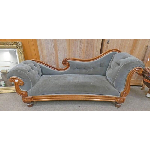 5101 - 19TH CENTURY MAHOGANY FRAMED BUTTON BACK CHAISE LONGUE ON TURNED SUPPORTS.