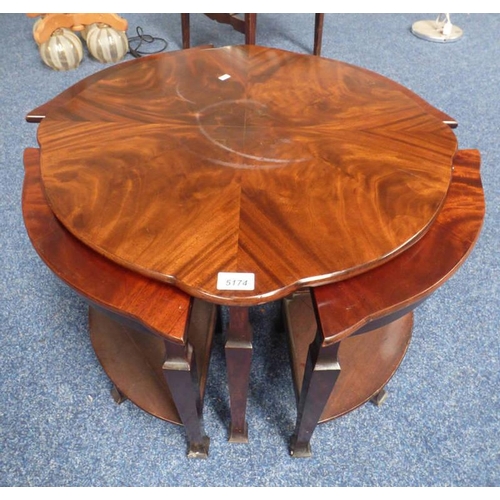 5174 - MAHOGANY NEST OF 1 LARGER CIRCULAR TABLE & 4 SMALLER CORNER TABLES