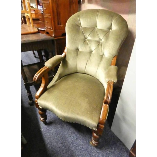 5296 - 19TH CENTURY MAHOGANY FRAMED BUTTON BACK GENTLEMAN'S ARMCHAIR ON TURNED SUPPORTS