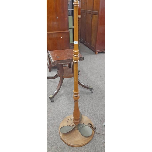 5362 - OAK STANDARD LAMP WITH TURNED  COLUMN ON CIRCULAR BASE WITH BRASS PROPELLER, 151CM TALL