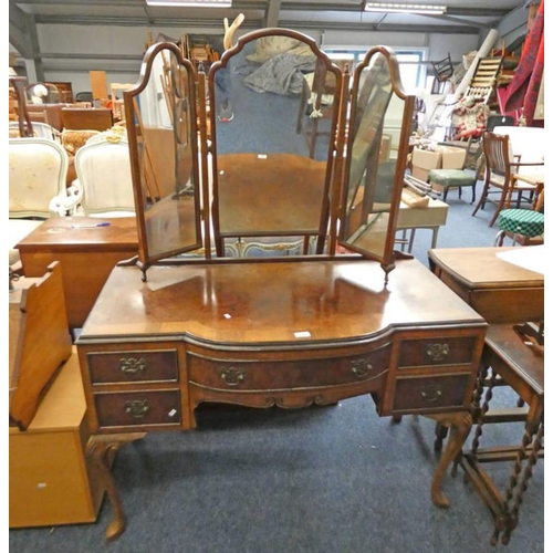 5364 - WALNUT DRESSING TABLE WITH MIRROR AND 5 DRAWERS ON QUEEN ANNE SUPPORTS. 111 CM LONG