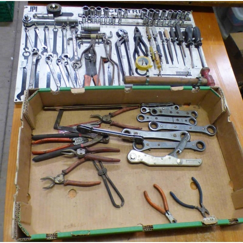 6033 - JPL TOOL CENTRE TOOL RACK & VARIOUS TOOLS (SOME MISSING) & BOX OF VARIOUS PLIERS, RATCHET SPANNERS, ... 