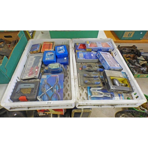 6039 - 2 BOXES OF VARIOUS TOOLS & ACCESSORIES TO INCLUDE DRILL BITS, POWERFIX RIVET KIT, 36 PIECE BIT & RAT... 