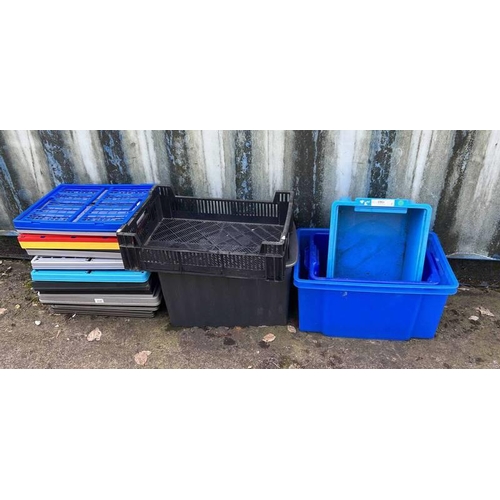 6050B - SELECTION OF FOLDING PLASTIC CRATES, BOXES ETC