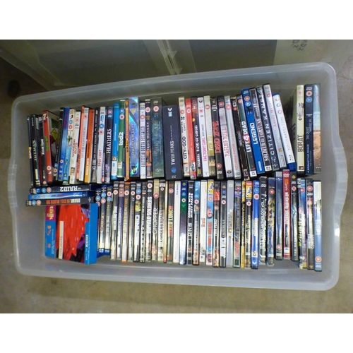 6057 - 1 BOX OF DVD'S TO INCLUDE TITLES SUCH AS THE POLTERGEIST, BLADE RUNNER (REMAKE), THE DARK KNIGHT, ET... 