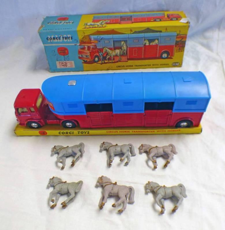 CORGI TOYS 1130 - CHIPPERFIELDS CIRCUS HORSE TRANSPORTER WITH HORSES.