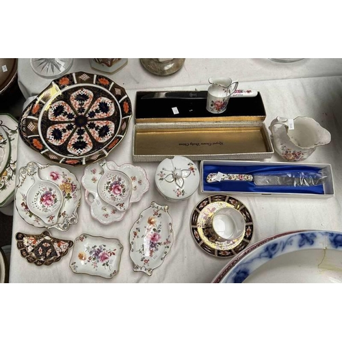 3068 - SELECTION OF ROYAL CROWN DERBY INCLUDING IMARI PATTERN CAKE PLATE, PIN DISHES, DERBY POSIES TEA STRA... 