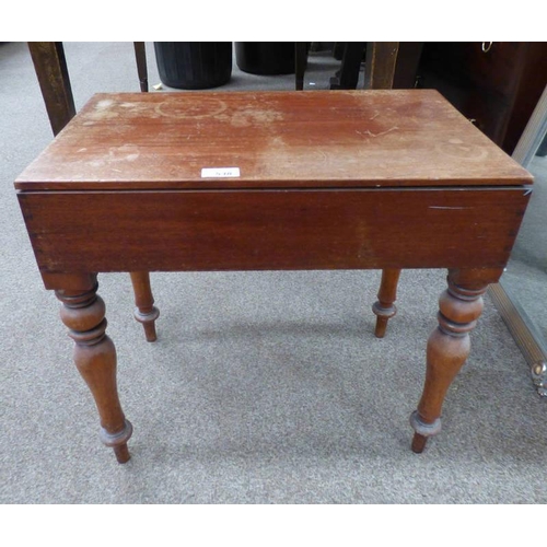 538 - 19TH CENTURY MAHOGANY CAMPAIGN BIDET ON TURNED SUPPORTS. 49 CM TALL X 52 CM LONG