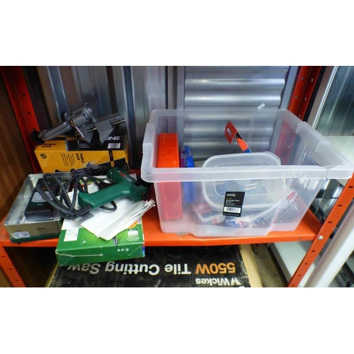 6039 - BOX OF VARIOUS TOOLS TO INCLUDE BOSCH TRUVO MULTI-DETECTOR, BOSCH PKP 18E GLUE GUN, TABLE VICE ETC.