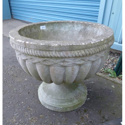 6073 - DECORATIVE CONCRETE GARDEN PLANTER ON PEDESTAL. DIAMETER 55 CM X HEIGHT 48 CM