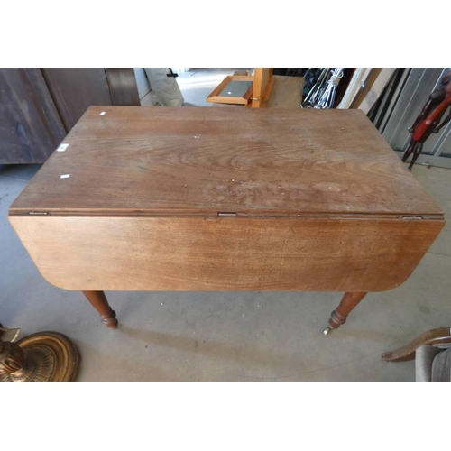 62 - 19TH CENTURY MAHOGANY PEMBROKE TABLE WITH SINGLE DRAWER ON TURNED SUPPORTS.  102 CM LONG