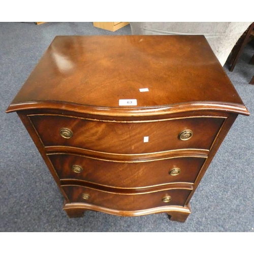 63 - 20TH CENTURY MAHOGANY 3 DRAWER BEDSIDE CHEST WITH SERPENTINE FRONT 67 CM TALL X 53 CM WIDE