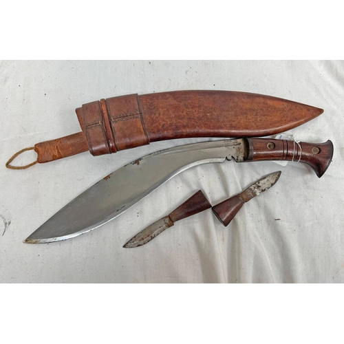 1004 - KUKRI WITH 33CM LONG BLADE, WOODEN GRIP, LEATHER COVERED SCABBARD WITH UTENSILS