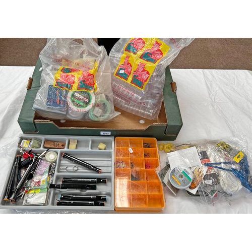 1015 - SELECTION OF FLY TYING RELATED ITEMS TO INCLUDE VARIOUS FLIES, HOOKS, SPECTRUM NOIR PENS, SCISSORS, ... 