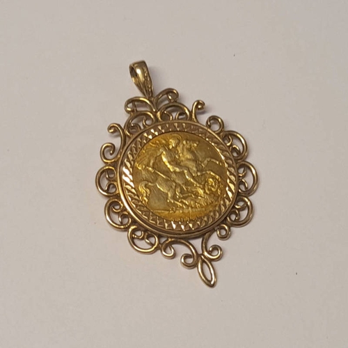 114 - 1914 HALF SOVEREIGN IN A 9CT GOLD PENDANT MOUNT - 7.1G