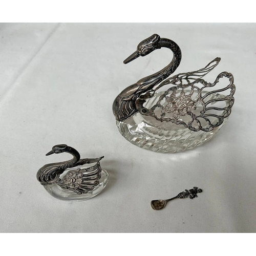 131 - 2 GLASS SWANS WITH IMPORT MARKS, LONDON 1965 AND 1960 & SALT SPOON