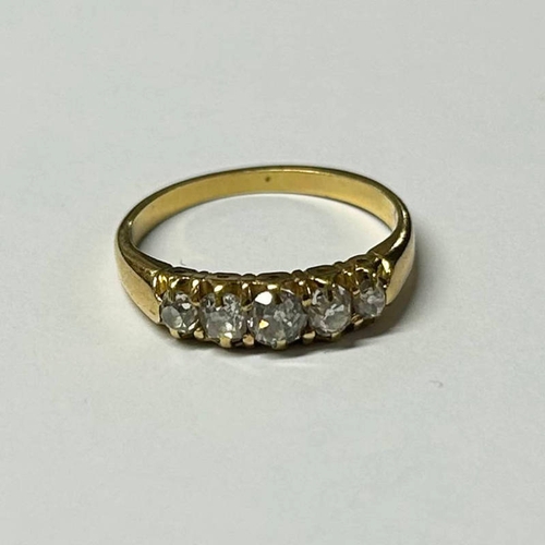 135 - GOLD 5-STONE DIAMOND SET RING