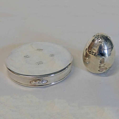 140 - MODERN SILVER COMPACT BY MAPPIN & WEBB, BIRMINGHAM 1996 & A NOVELTY SILVER EGG SHAPED PEPPER