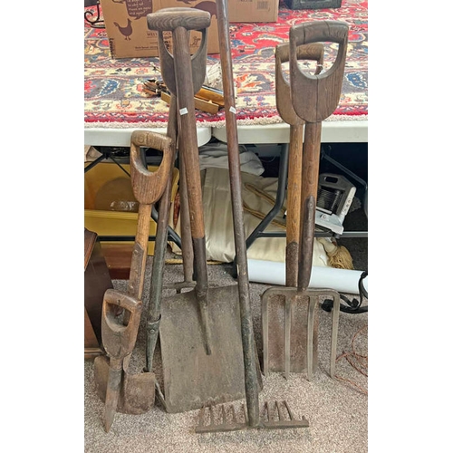 1479 - VINTAGE GARDEN TOOLS TO INCLUDE PARKES FORK, BRADES SHOVEL, ETC