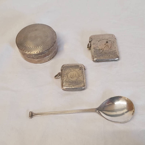 157 - SILVER CIRCULAR LIDDED TRINKET BOX, 2 SILVER VESTA CASES & SEAL END SILVER JAM SPOON - 95G