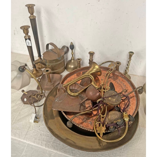 1578 - SELECTION OF BRASS WARE TO INCLUDE A COPPER MIDDLE EASTERN CIRCULAR TRAY, BRASS CANDLE STICKS, BRASS... 