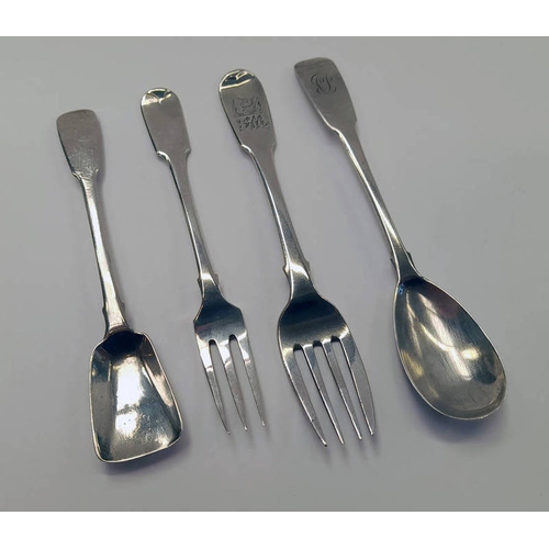 158 - 2 X 19TH CENTURY IRISH SILVER CONDIMENT SPOONS & 2 IRISH SILVER OYSTER FORKS